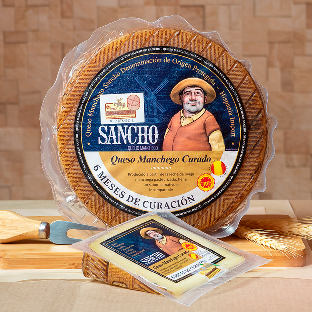 O Queijo Manchego, exclusivo da região de La Mancha na Espanha, é celebrado por sua textura única e sabor rico, refletindo a rica tradição culinária e o terroir espanhol em cada porção.​