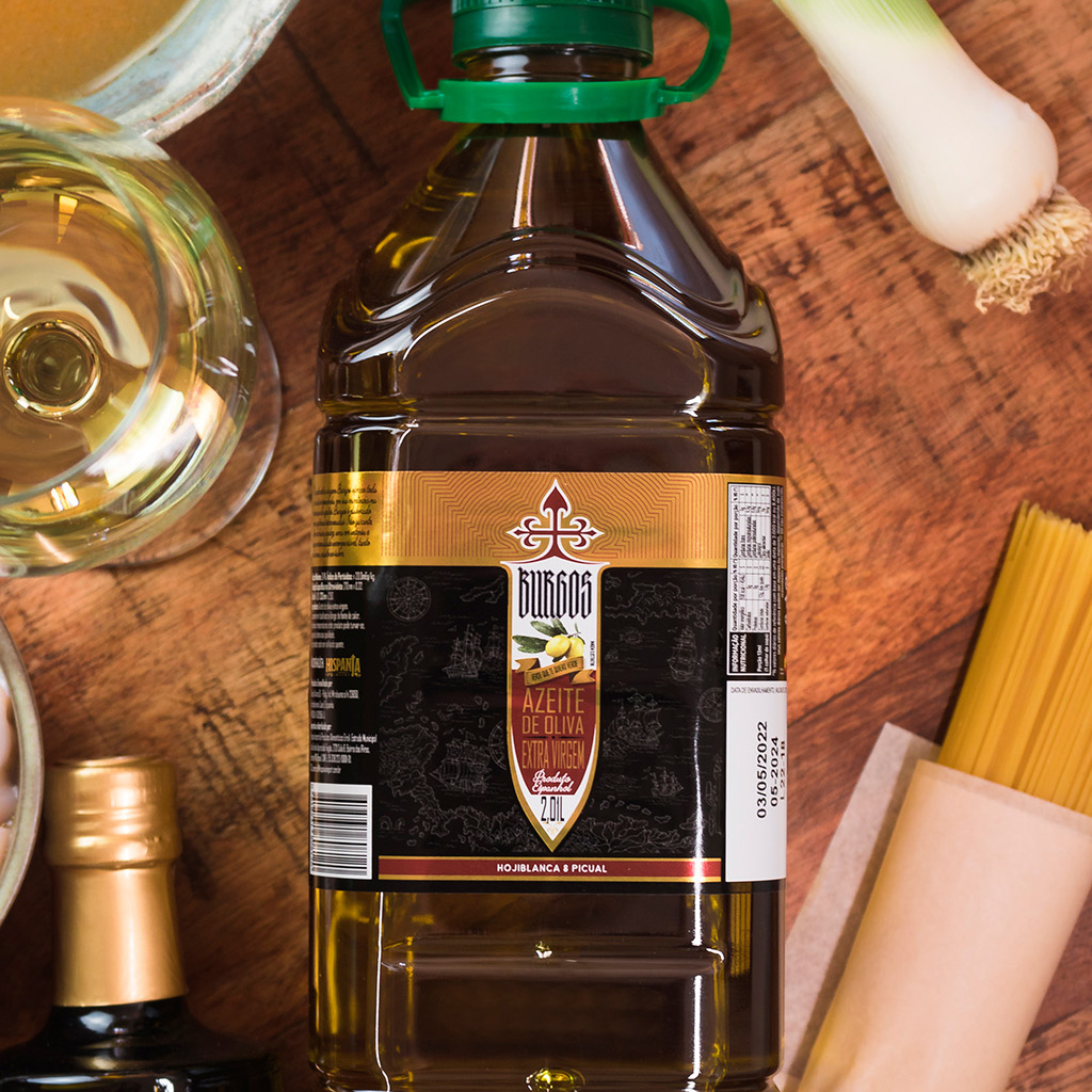 Este azeite de oliva extra virgem espanhol, uma fusão das variedades Hojiblanca e Picual, é uma celebração da rica herança culinária da Espanha, oferecendo um sabor complexo e equilibrado que enriquece qualquer prato.​