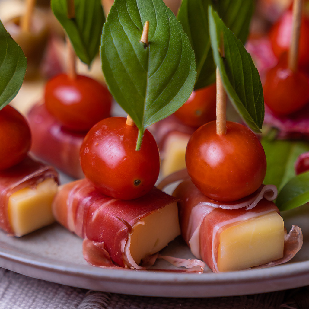 Inspire-se na autêntica culinária espanhola com os produtos da Hispania Import. Prepare receitas tradicionais com jamón, azeite de oliva, turrón, e outros ingredientes selecionados.